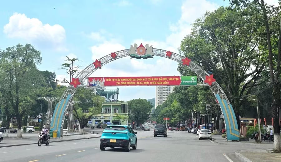Băng rôn "xây dựng phường Lào Cai phát triển toàn diện" được trang hoàng trên đường Hoàng Liên trước thềm hội thảo. (Ảnh: GD&TĐ).