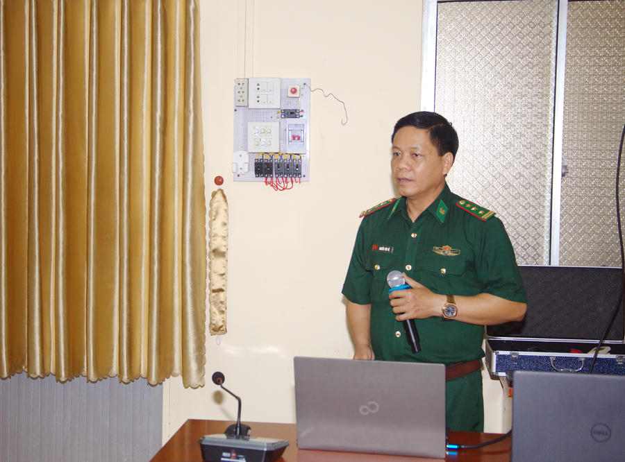 Báo cáo viên, Thượng tá Nguyễn Văn Hệ - Phó Trưởng Phòng Nghiệp vụ, Ban Chỉ huy BĐBP Cà Mau phổ biến quy định pháp luật về biên giới biển, bảo vệ chủ quyền và không xâm phạm vùng biển nước ngoài.