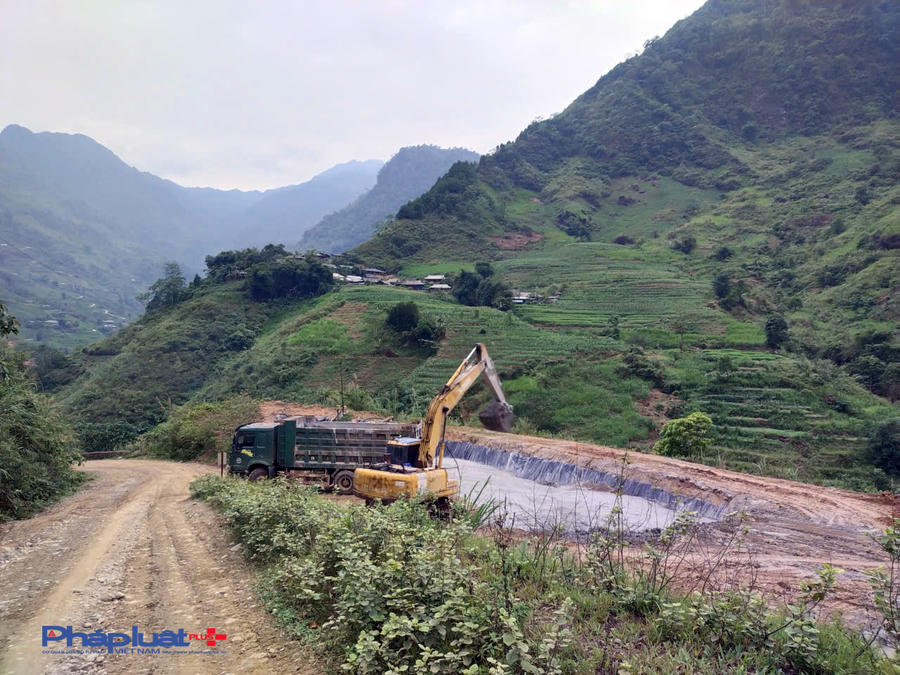 Khu vực đổ thải tạm thời trước khi chở đến bãi đổ thải của&nbsp;của Công ty Cổ phần khoáng sản Minh Sơn. (Ảnh: P. Họ).