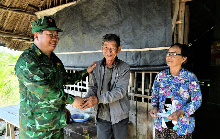Đại tá Phạm Văn Thắng, Phó Chỉ huy trưởng Bộ Chỉ huy Quân sự tỉnh, Chỉ huy trưởng Ban Chỉ huy Bộ đội Biên phòng tỉnh An Giang trực tiếp xuống cơ sở gặp gỡ, lắng nghe tâm tư, nguyện vọng của người dân, cùng chung tay xây dựng “thế trận lòng dân” vững chắc nơi biên giới.