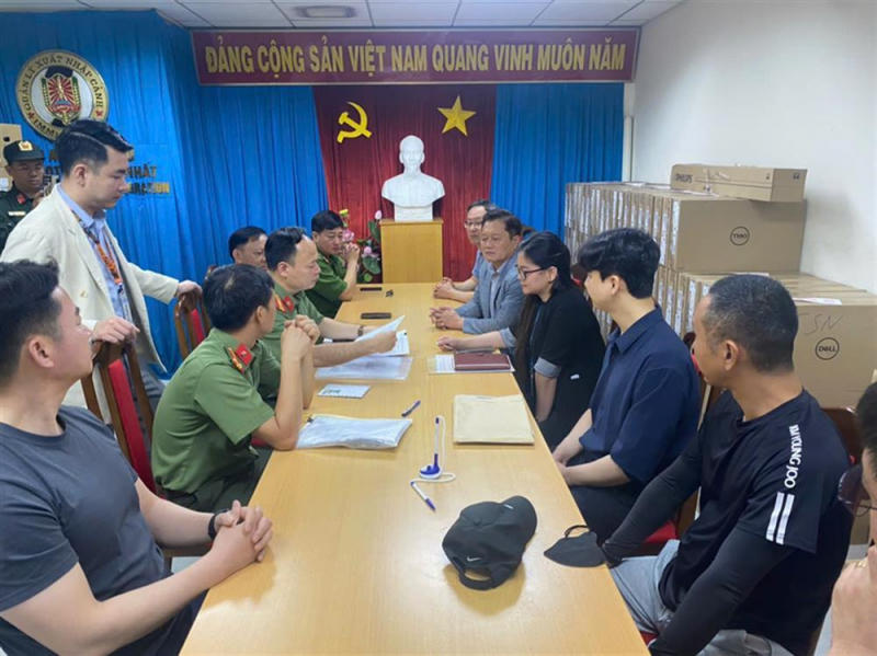 Đại diện Bộ Công an Việt Nam tiến hành bàn giao phạm nhân Jong Jae Hong (người mặc áo đen, ngoài cùng bên phải) cho Bộ Tư pháp Hàn Quốc vào ngày 13/3/2025. Ảnh mang tính minh họa