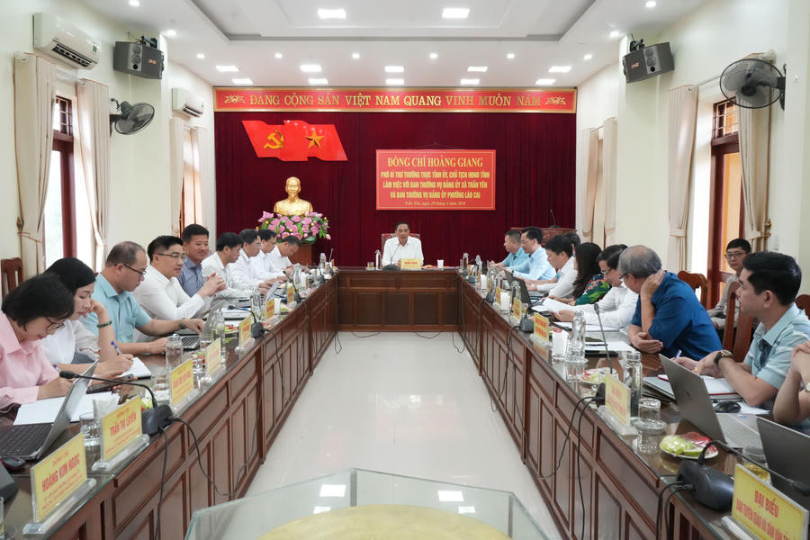 Ông Hoàng Giang - Phó Bí thư Thường trực Tỉnh ủy, Chủ tịch HĐND tỉnh Lào Cai, Tổ trưởng Tổ biên tập Đề án xây dựng thí điểm mô hình “Xã xã hội chủ nghĩa” tại xã Trấn Yên và phường Lào Cai giai đoạn 2026- 2030 trong buổi làm việc sáng ngày 29/4.