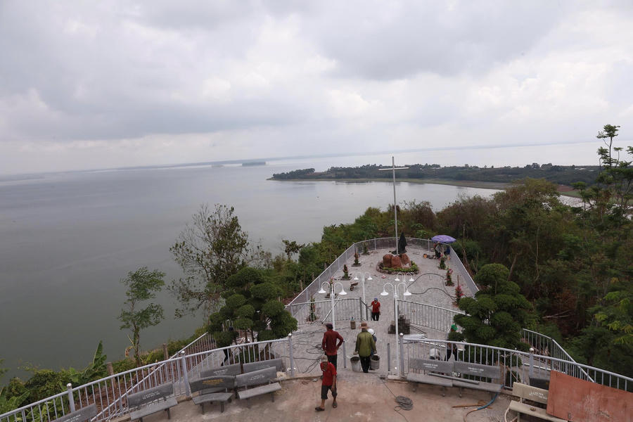 Du khách hành hương tại Trung tâm Hành hương Đức Mẹ Núi Cúi.