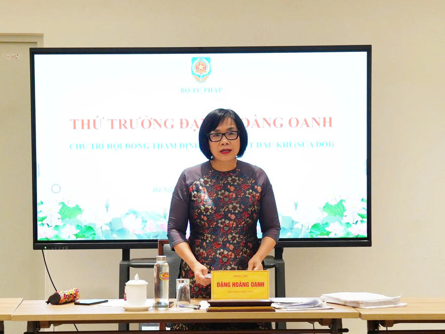 Thú trưởng Bộ Tư pháp Đặng Hoàng Oanh phát biểu Kết luận.