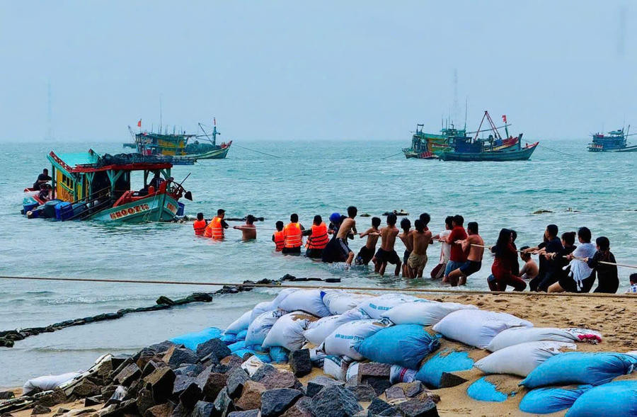 Cán bộ, chiến sĩ Đồn Biên phòng Hòn Sơn phối hợp người dân trục vớt phương tiện KG 4007 TS bị sóng lớn đánh chìm tại vùng biển Lại Sơn, Đặc khu Kiên Hải, tỉnh An Giang, ngày 17/8/2025.