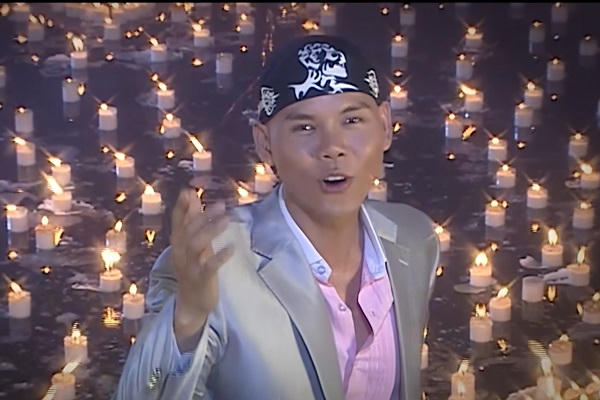 Ca sĩ Phan Đinh Tùng thể hiện "Khúc Hát Mừng Sinh Nhật". Ca sĩ Phan Đinh Tùng thể hiện "Khúc Hát Mừng Sinh Nhật".