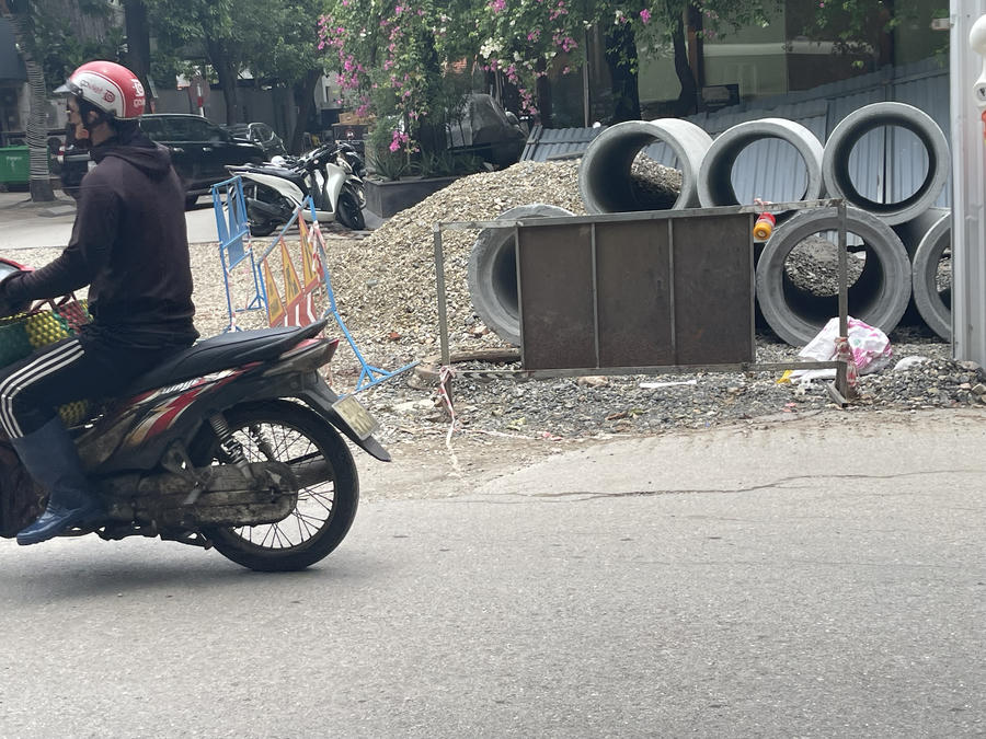 Các ống bê tông cỡ lớn để ngổn ngang