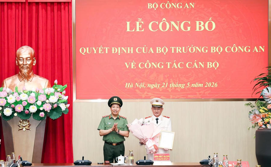 Thứ trưởng Lê Văn Tuyến trao quyết định của Bộ trưởng Bộ Công an về việc điều động Thiếu tướng Trần Văn Dương, Cục trưởng Cục Phong trào bảo vệ an ninh Tổ quốc, đến nhận công tác tại Ban Nghiên cứu chuyên đề giúp việc Bộ trưởng. (Ảnh: CAND).