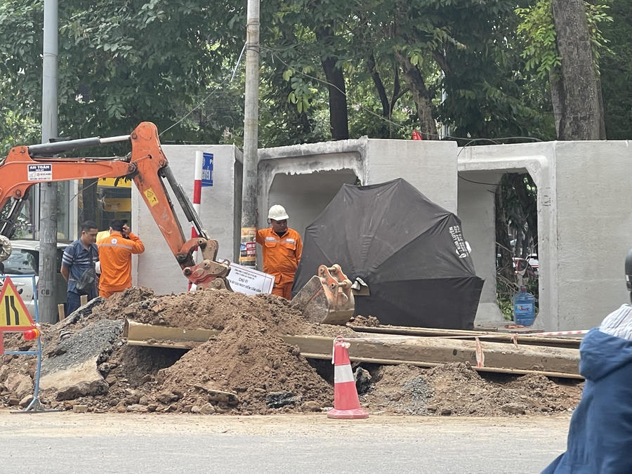 Không có rào chắn, trong khi đất chất đống trên đường ngay ngã tư