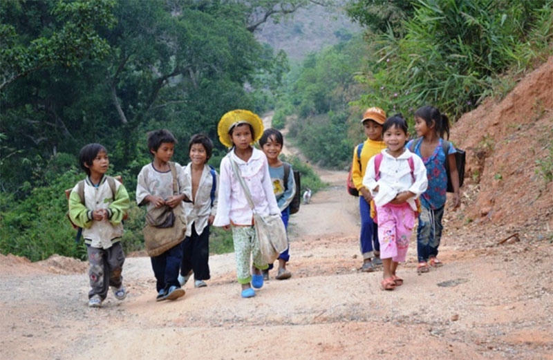 Trẻ em vùng cao đến trường. (Ảnh: Dân trí) Trẻ em vùng cao đến trường. (Ảnh: Dân trí)