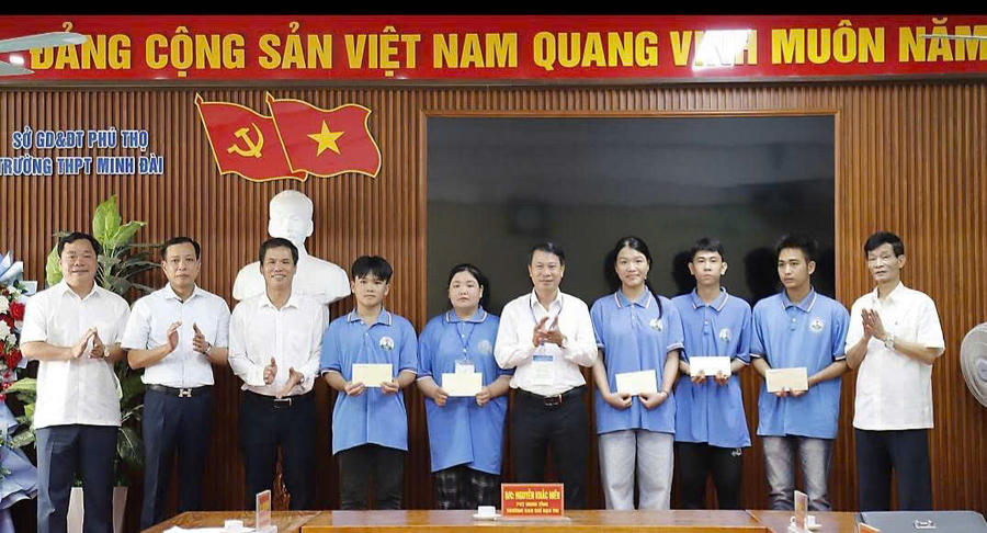 Nhân dịp này, ông Nguyễn Khắc Hiếu, Phó Chủ tịch UBND tỉnh đã hỗ trợ 5 thí sinh tham gia Kỳ thi tốt nghiệp THPT tại Minh Đài, mỗi thí sinh 1 triệu đồng để động viên các thí sinh có thêm động lực đạt kết quả cao trong kỳ thi sắp tới.