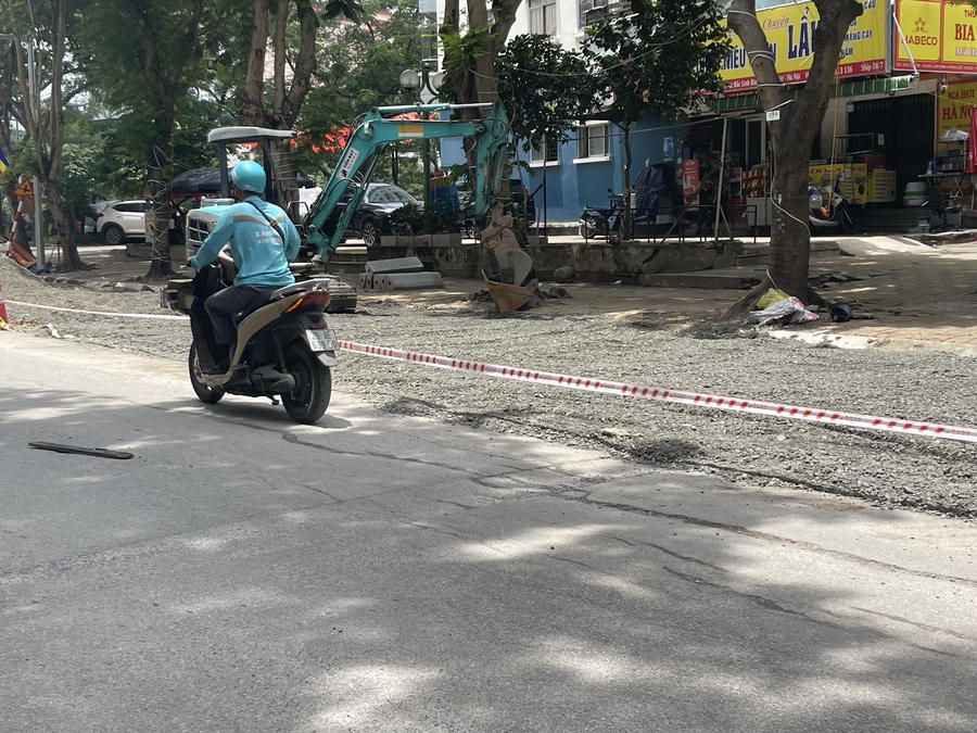 Mặt đường xuất hiện các vết rạn nứt