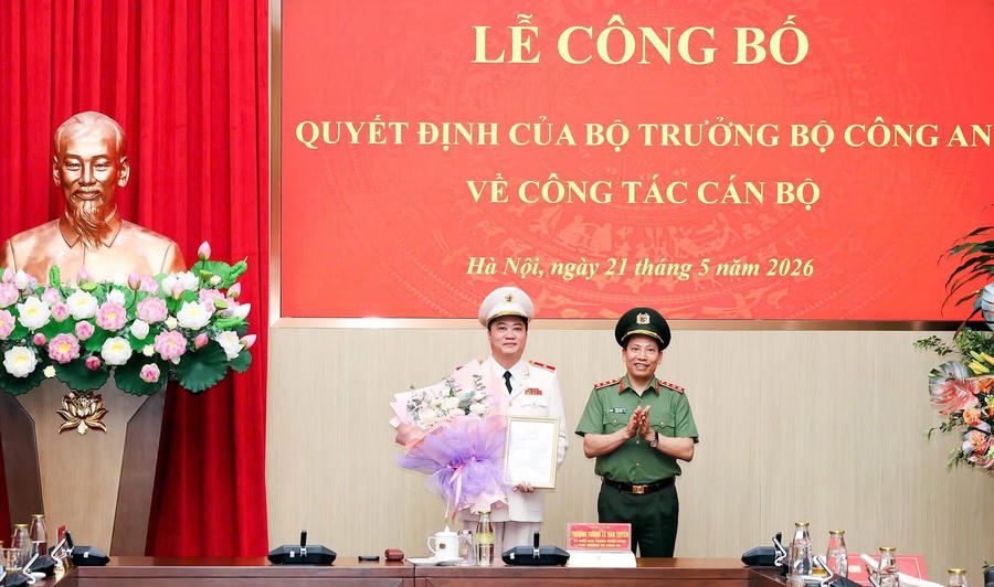 Thứ trưởng Lê Văn Tuyến trao quyết định của Bộ trưởng Bộ Công an về việc điều động Thiếu tướng Nguyễn Viết Giang, Giám đốc Công an tỉnh Lai Châu, đến nhận công tác và giữ chức vụ Cục trưởng Cục Phong trào bảo vệ an ninh Tổ quốc. (Ảnh: CAND).