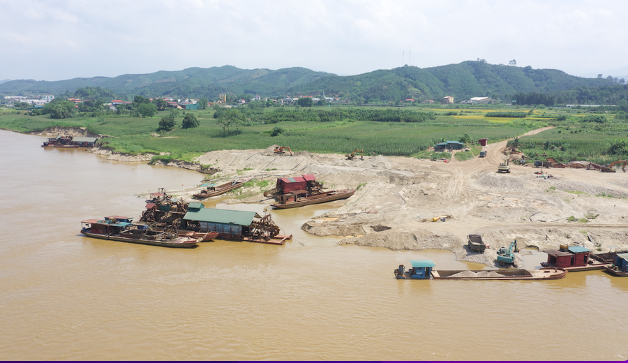 Một bãi cát vi phạm hành lang đê sông Hồng tồn tại nhiều năm. 