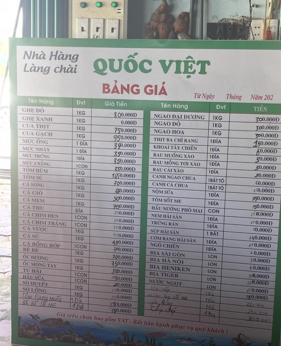 Giá món ăn có ghi bằng chữ viết tay
