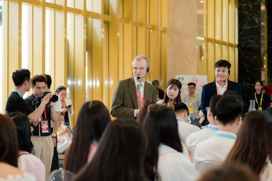 Tiến sĩ Robert Marriott trình bày và giải đáp câu hỏi từ khán giả về công nghệ Microbiome trong chăm sóc răng miệng