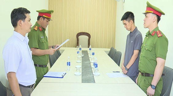 Cơ quan Cảnh sát điều tra Công an tỉnh Đắk Lắk tống đạt các quyết định tố tụng đối với Mai Văn Hoàng. (Ảnh: Công an tỉnh Đắk Lắk)