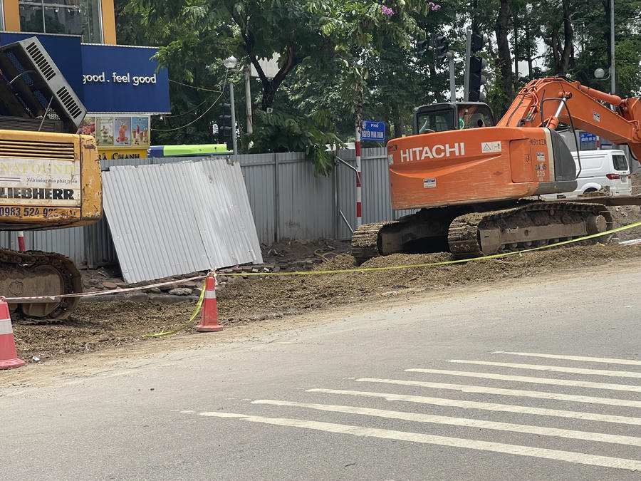 Ở ngã tư đường Nguyễn Phan Chánh - đoạn giáp tổ hợp chung cư HH Linh Đàm án ngữ một máy xúc cỡ lớn, không có rào chắn mà chỉ có đoạn dây bao quanh sơ sài, tiềm ẩn tai nạn cho người tham gia giao thông