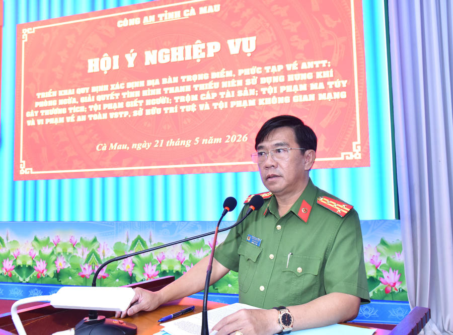 Đại tá Châu Quốc Huy - Tỉnh ủy viên, Phó Giám đốc Công an tỉnh Cà Mau, điều hành phần tham luận tại Hội nghị.