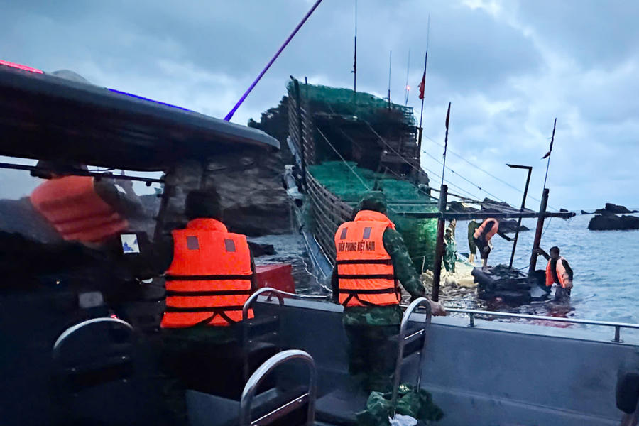 Lực lượng Biên phòng Cô Tô và Thanh Lân tiếp cận tàu bị nạn và cứu hộ thành công 8 ngư dân gặp nạn trên vùng biển Cô Tô.