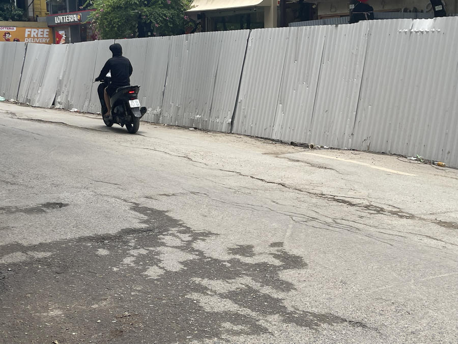 Một đoạn tôn được quây xiêu vẹo quanh khu công trường.