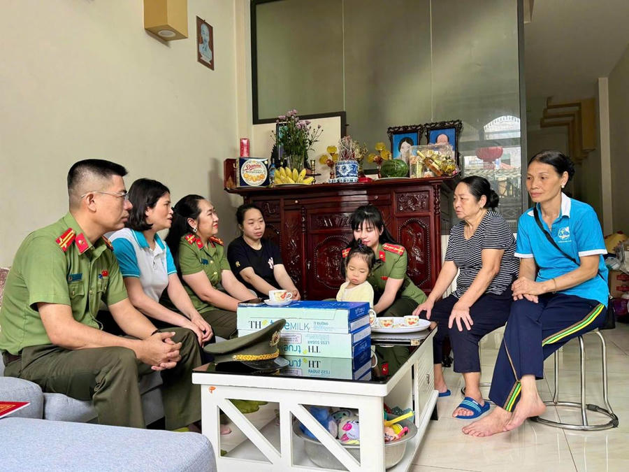 Trung tá Phạm Đình Tuân, Phó Trưởng CAX hỏi thăm, động viên gia đình.