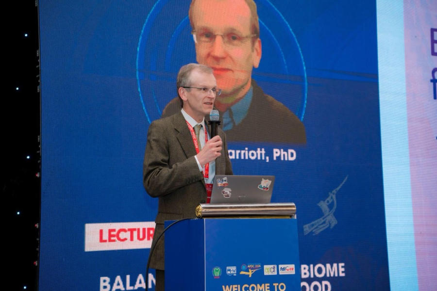 Tiến sĩ Robert Marriott, đại diện bộ phận Nghiên cứu và Phát triển sản phẩm của Unilever trình bày phần Báo cáo khoa học tại Hội nghị