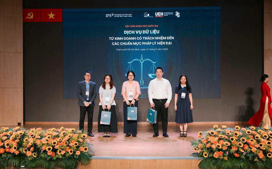 Ban Tổ chức tặng quà, chụp ảnh lưu niệm với các chuyên gia.