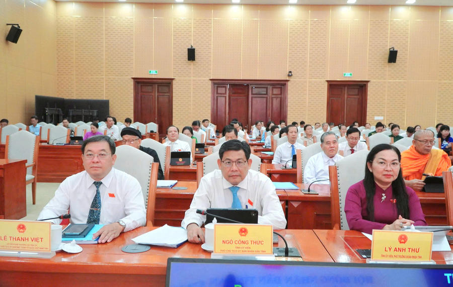 Các đại biểu là UBND, HĐND tham dự kỳ họp.