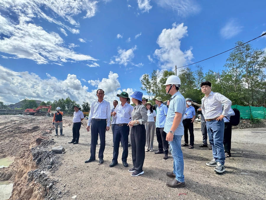 Đoàn công tác kiểm tra hoạt động xử lý chất thải tại Công ty TNHH Kbec Vina.