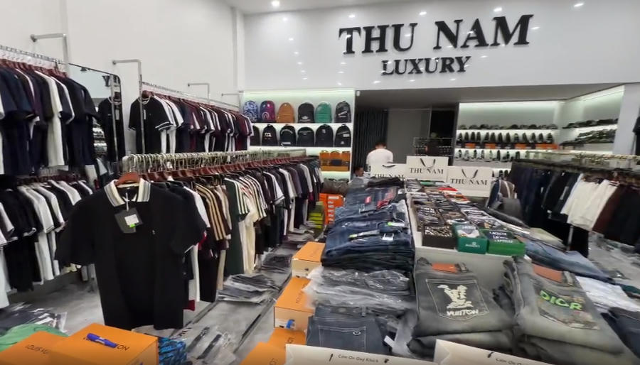 Gần 1.800 sản phẩm thời trang nghi giả mạo nhãn hiệu nổi tiếng bị thu giữ.