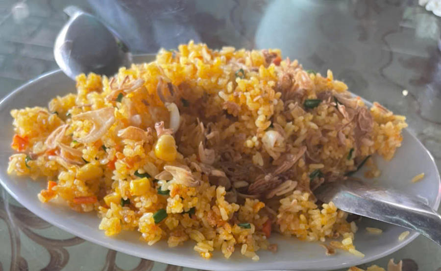 Đĩa cơm rang hải sản 150 nghìn đồng nhưng không thấy hải sản đâu.