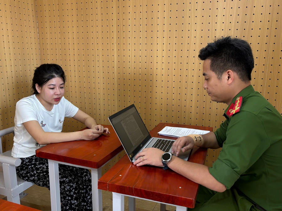 Cơ quan điều tra làm việc với đối tượng Kim Thị Linh. Ảnh: BCA