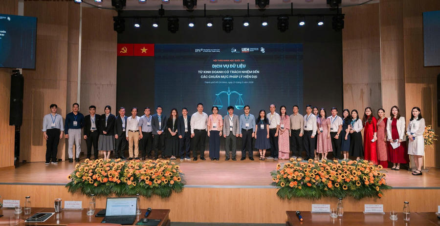 Các đại biểu tham gia Hội thảo chụp ảnh lưu niệm. Các đại biểu tham gia Hội thảo chụp ảnh lưu niệm.