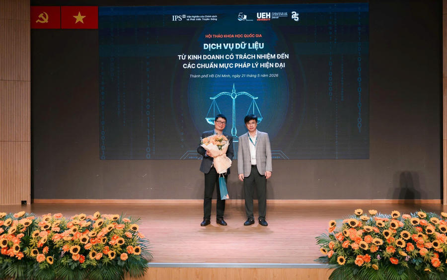 Đại diện Đại học Kinh tế TPHCM tặng hoa cho các diễn giả