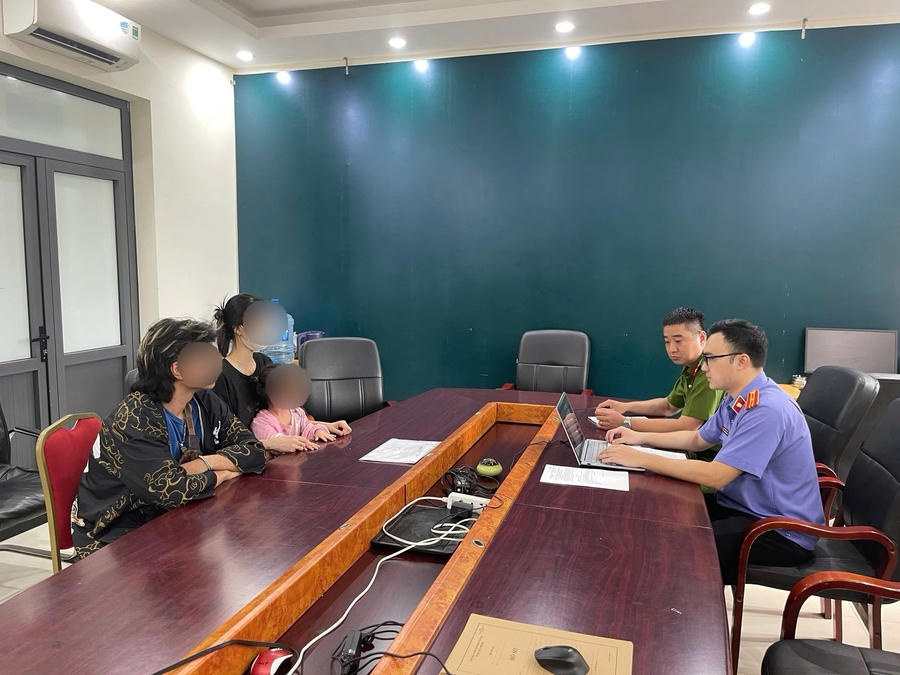 Lực lượng chức năng làm việc với gia đình cháu bé.