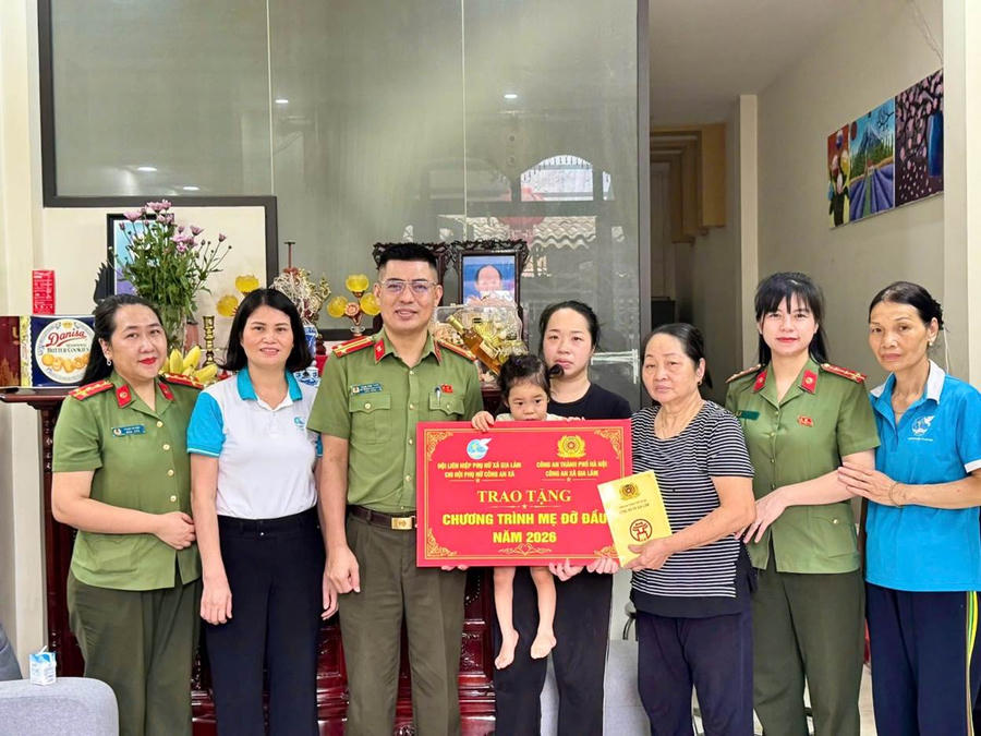 Chi hội Phụ nữ Công an xã Gia Lâm nhận đỡ đầu cháu Nguyễn Bình An – con chị Đàm Mỹ Linh, trú tại thôn Thuận Quang, xã Gia Lâm.
