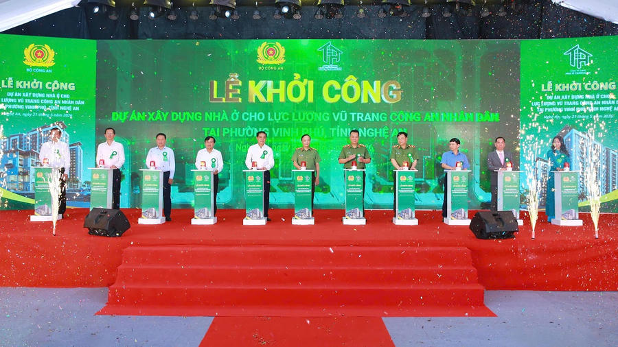 Thứ trưởng Đặng Hồng Đức cùng các đại biểu thực hiện nghi thức khởi công Dự án tại phường Cầu Giấy, TP Hà Nội.