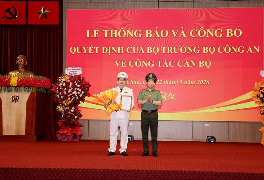 Thượng tướng Lê Văn Tuyến, Ủy viên Ban Chấp hành Trung ương Đảng, Thứ trưởng Bộ Công an trao quyết định điều động, bổ nhiệm Giám đốc Công an tỉnh Lai Châu đối với đại tá Bùi Quyết Toán.