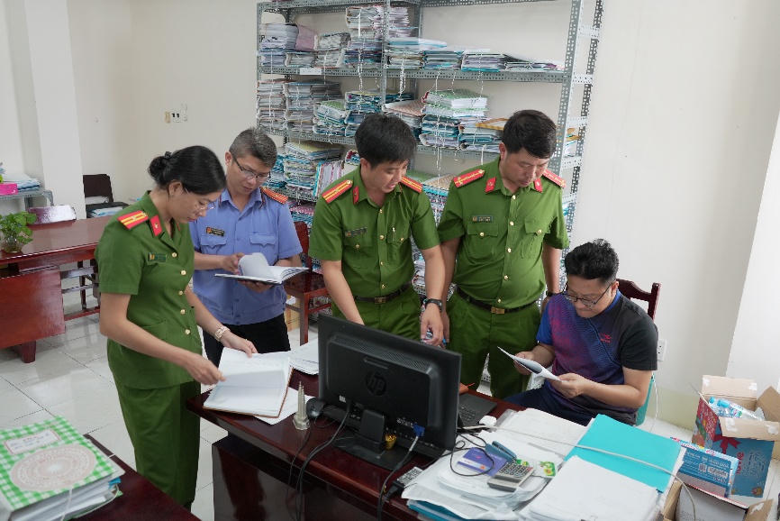 Khám xét nơi làm việc của Trần Minh Trường. Ảnh CA TP Cần Thơ