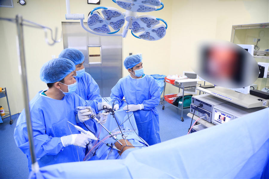 BS.CKII Tạ Hữu Nghĩa – Phó Khoa Ngoại liên chuyên khoa (ngoài cùng bên trái) cùng ê-kíp đang tiến hành xử trí khối u cho bệnh nhân T.L.