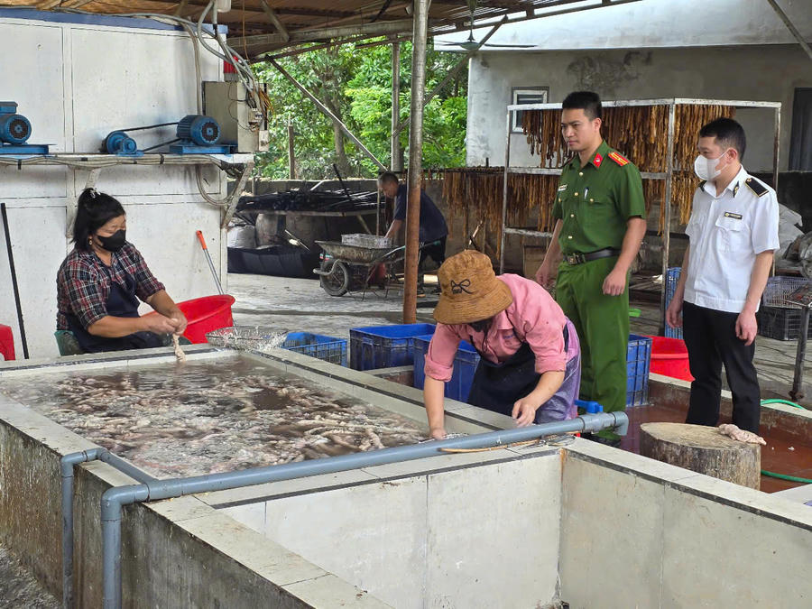 Lực lượng chức năng tiến hành kiểm tra, phát hiện cơ sở vi phạm. Ảnh: Công an Bắc Ninh.