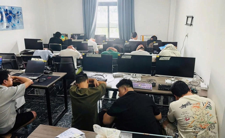 Một băng nhóm nghi phạm lừa đảo trên mạng bị CA TP HCM phát hiện, bắt quả tang. (Ảnh: CA TP)