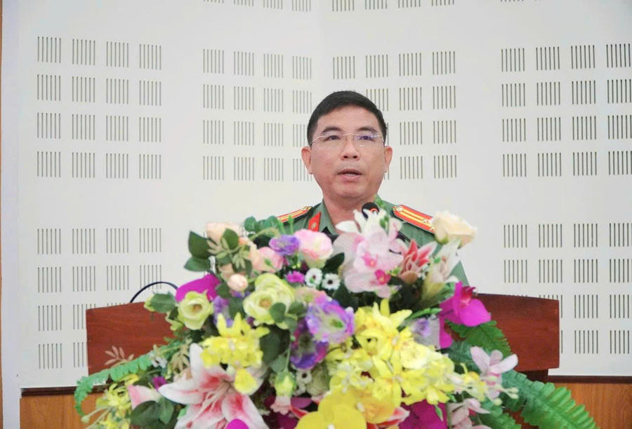 Các báo cáo viên trình bày báo cáo chuyên đề tại hội nghị.