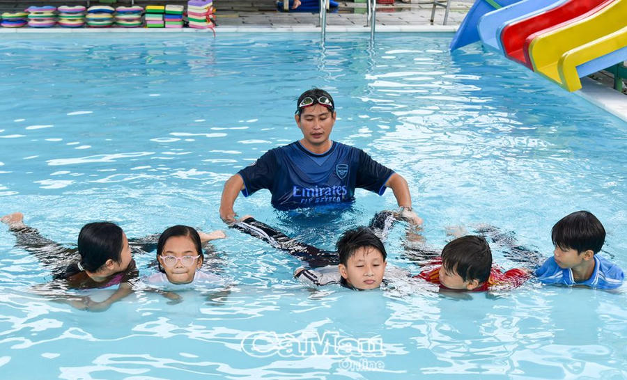 Dạy bơi giúp cho trẻ có thể phòng tránh đuối nước. Dạy bơi giúp cho trẻ có thể phòng tránh đuối nước.