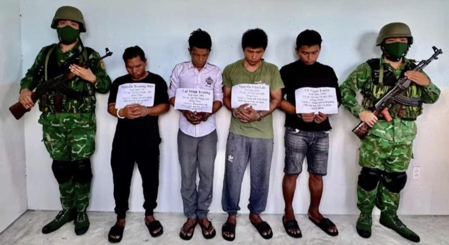 Các đối tượng bị bắt giữ tại Đồn Biên phòng Hòa Hiệp Nam.