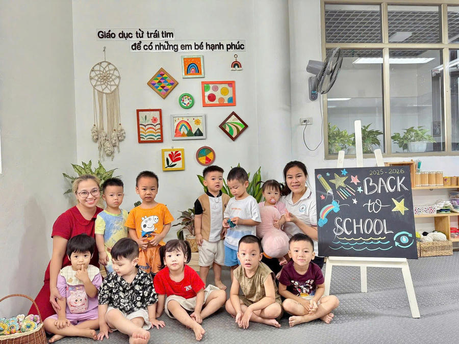 Cô và trò trường Mầm non 8/3.