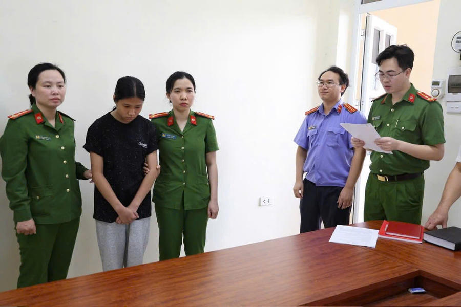 Hai đối tượng tại Cơ quan điều tra. (Ảnh: Công an tỉnh Phú Thọ)
