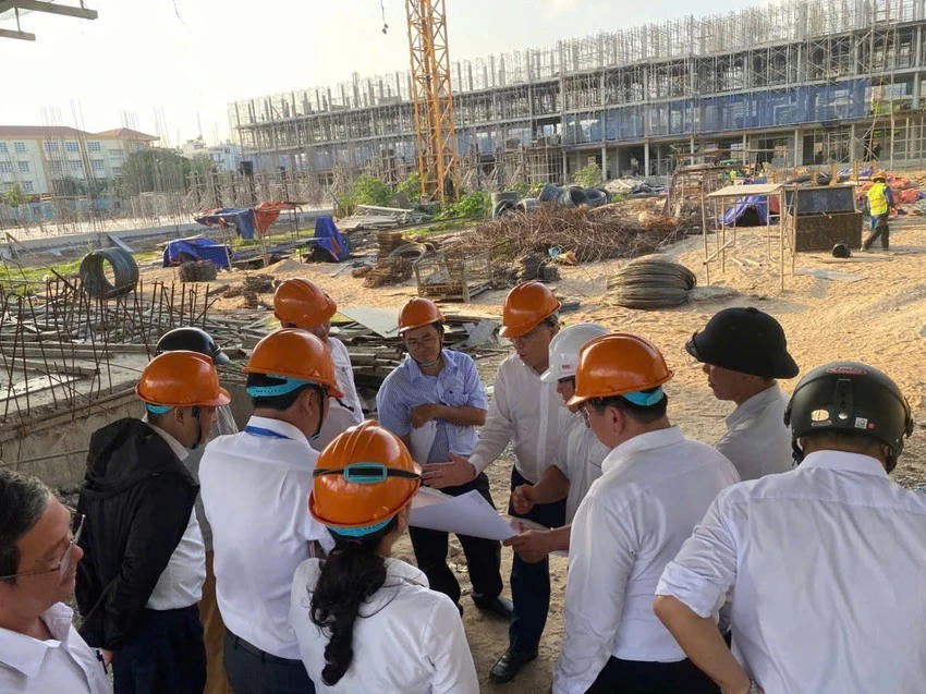 Giám đốc Sở GD&ĐT TP HCM Nguyễn Văn Hiếu kiểm tra tiến độ dự án Trường THPT Phan Văn Hớn vào tháng 4/2026. Ảnh: Hoa Đỗ