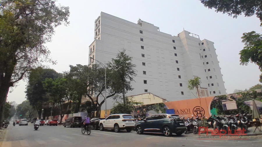 Khách sạn 9 tầng nằm trong Dự án quảng trường - công viên phía Đông hồ Hoàn Kiếm (Hà Nội) trước khi bị phá dỡ.